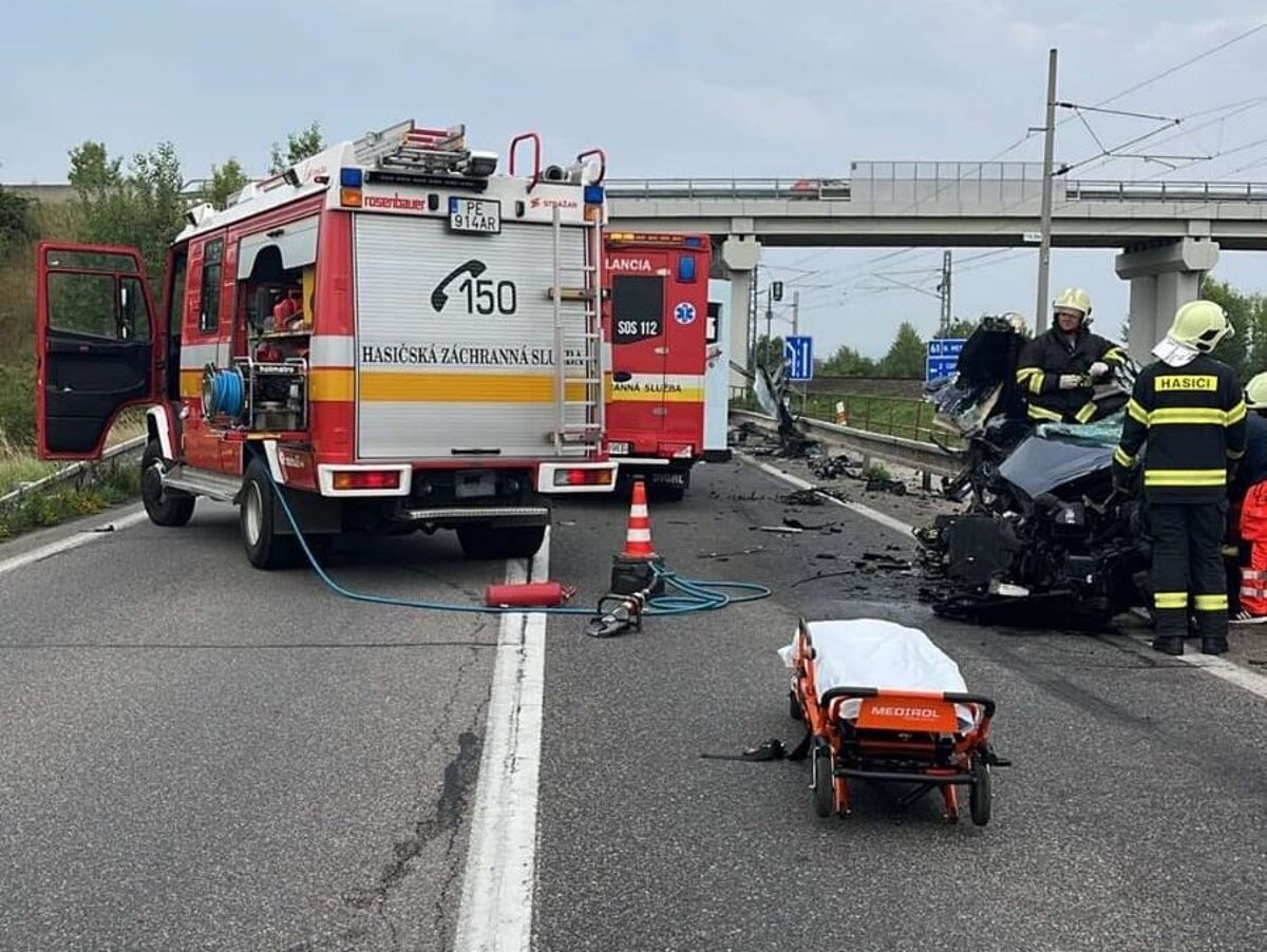 Doprava obmedzena pri nehode na krizovatke