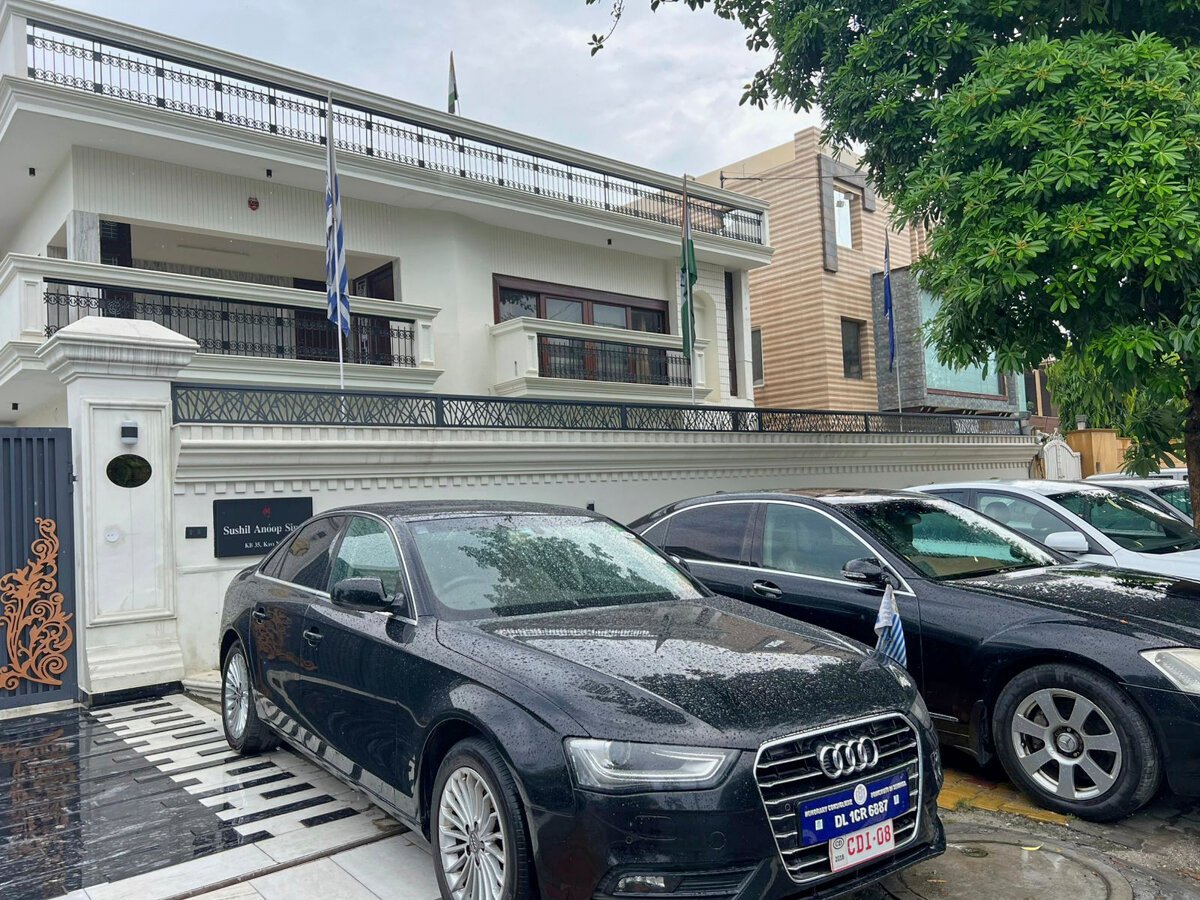 Indicka policia zatkla falosneho velvyslanca lakal na pracu v zahranici