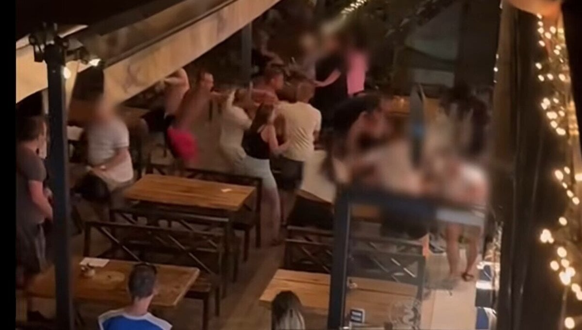 Policia obvinila tri osoby za bitku v bufete Drazdiak