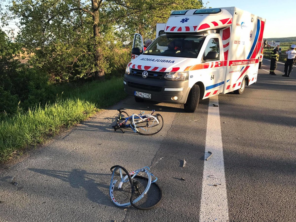 Policia vysetruje nehodu pri Mlynici zranil sa cyklista