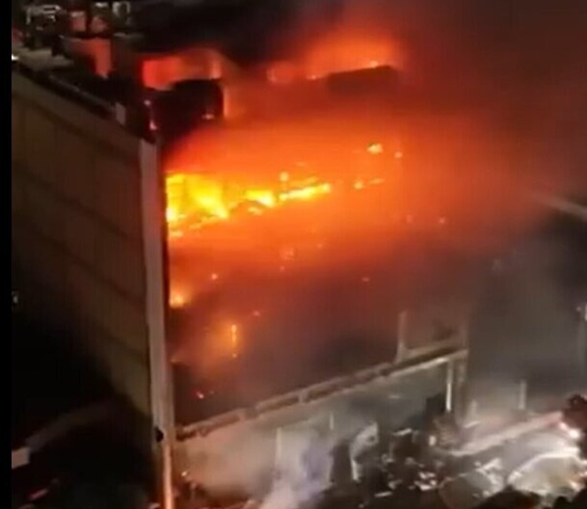 Pozar nakupneho centra v Iraku si vyziadal 50 obeti Otvorili ho pred piatimi dnami