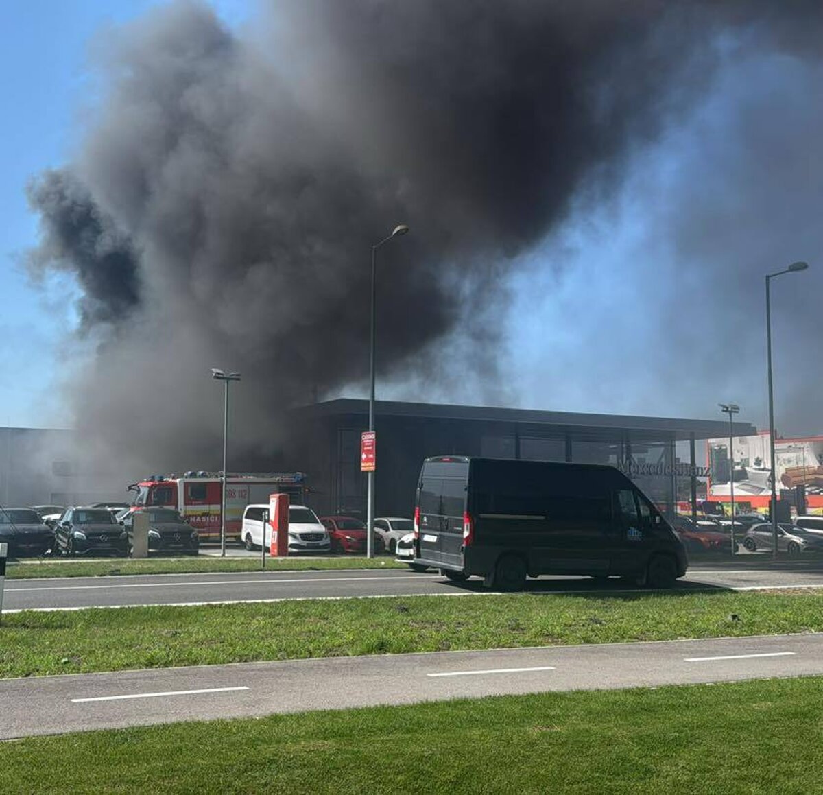 V Dunajskej Strede horel autoservis hasici stale na mieste
