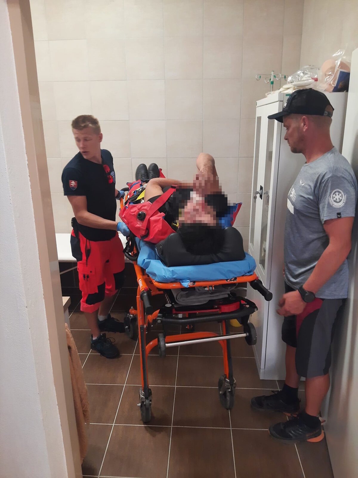 Cyklistka si pod chatou v Ziarskej doline poranila tvar a koncatiny padom