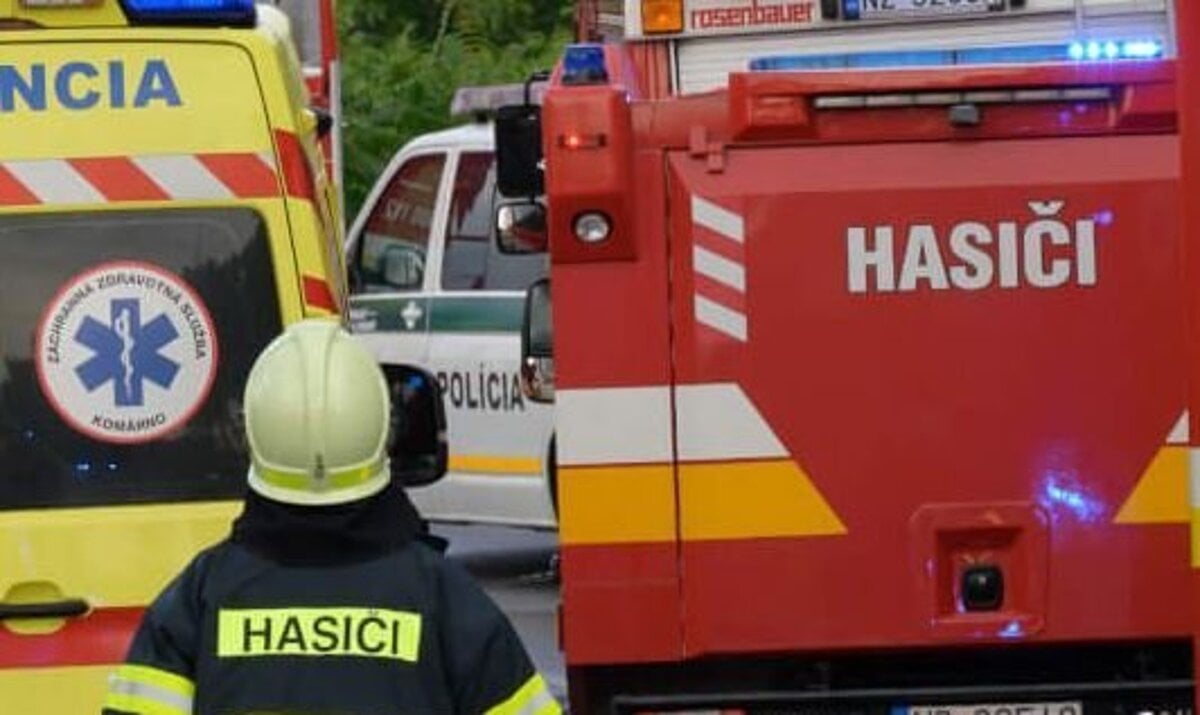 Na R1 pri Zvolene doslo k nehode kamionu zasahuje 13 hasicov