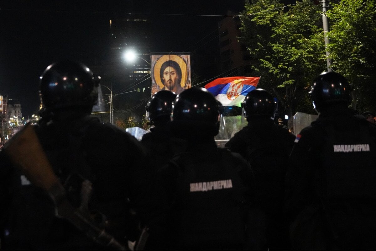 Policia pocas nasilnych protestov zadrzala stovky ludi v Srbsku