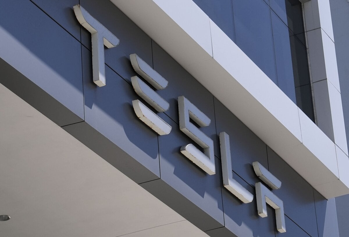 Predaj elektromobilov Tesla v Europe klesol rival ho strojnasobil