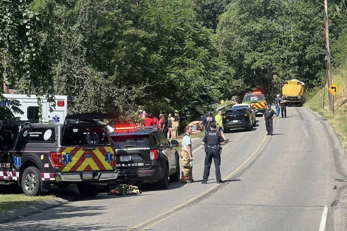 Pri nehode skolskeho autobusu nedaleko Pittsburghu sa zranilo 21 ludi