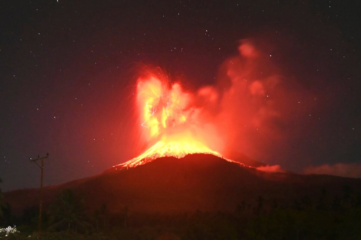 Sopka na vychode Indonezie opat vybuchla popol dosiahol desat kilometrov