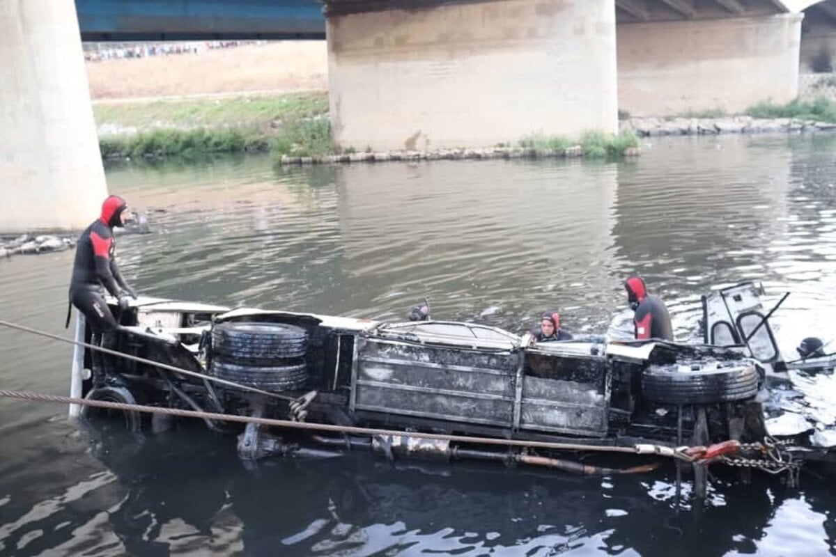 V Alzirsku sa zrutil autobus z mosta do rieky zahynulo najmenej 18 ludi