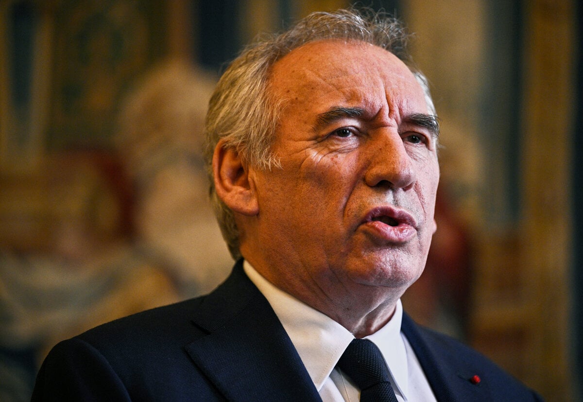 Vlada francuzskeho premiera padne po hlasovani o dovere