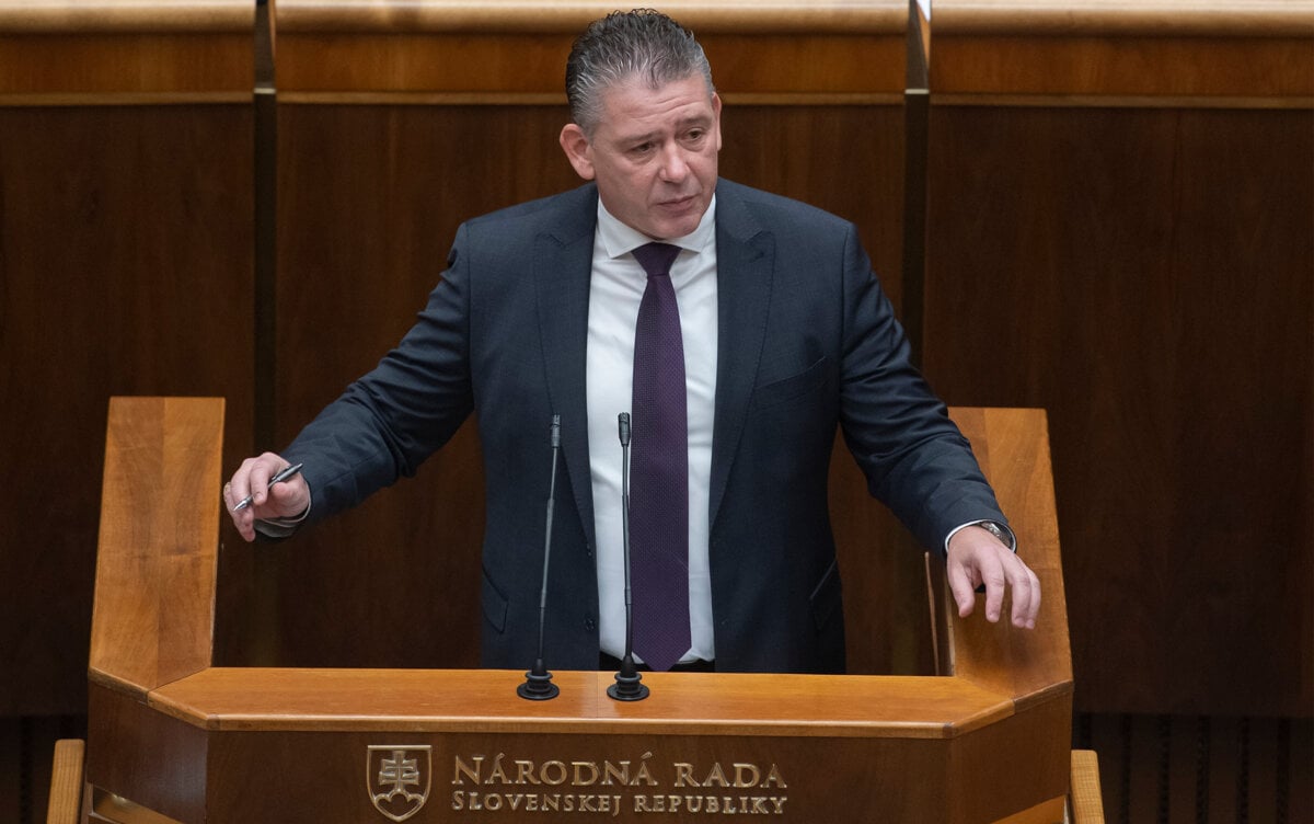 Zazmluvnene hasicske auta nie su podla Mikulca dodavane