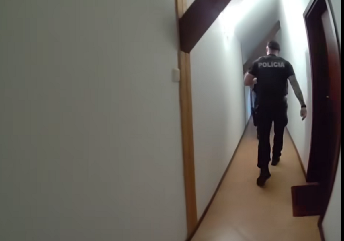 Zena proti jej voli bola drzana v byte Policia zasahovala zverejnila aj video