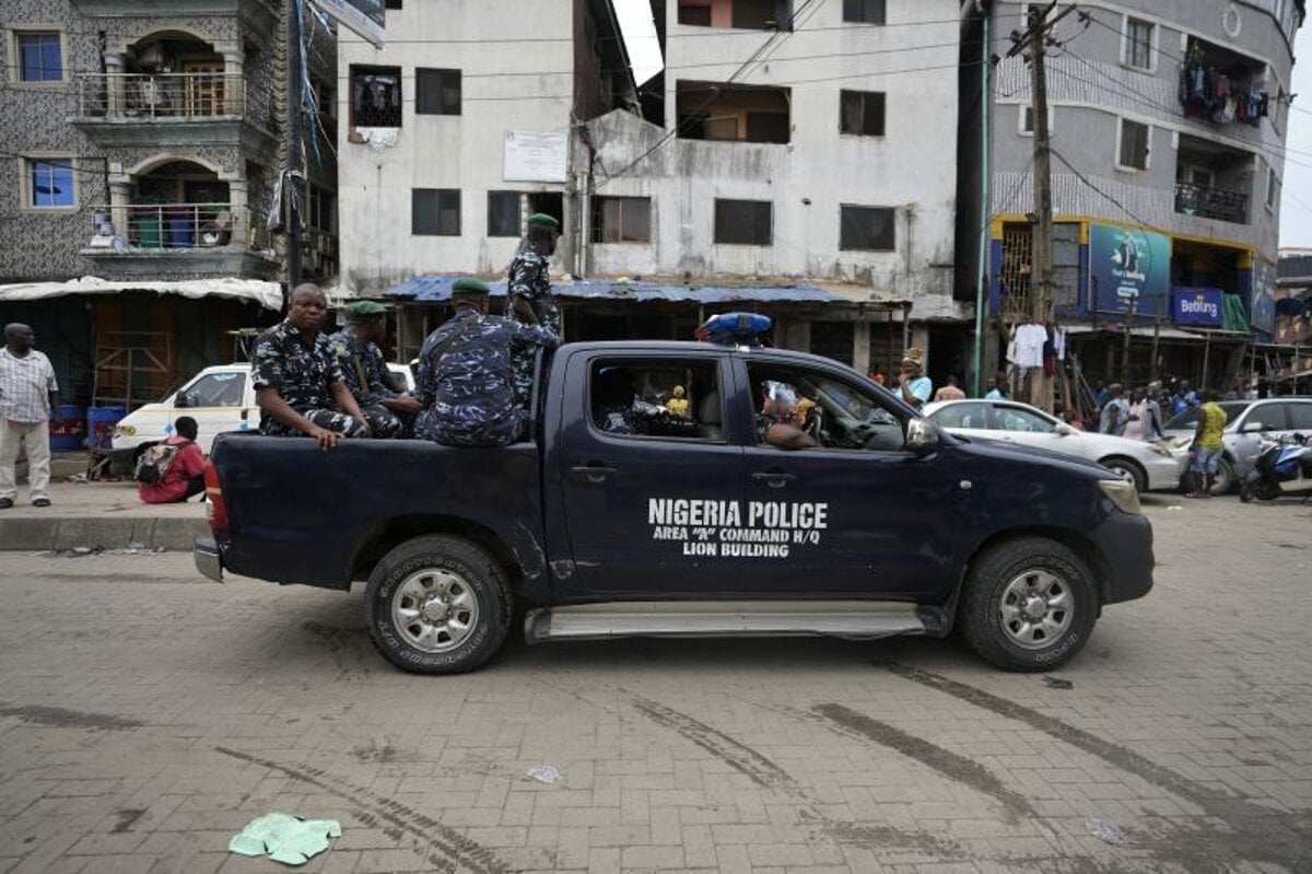 Autobus so svadobcanmi sa v Nigerii zrutil do rieky 19 mrtvych