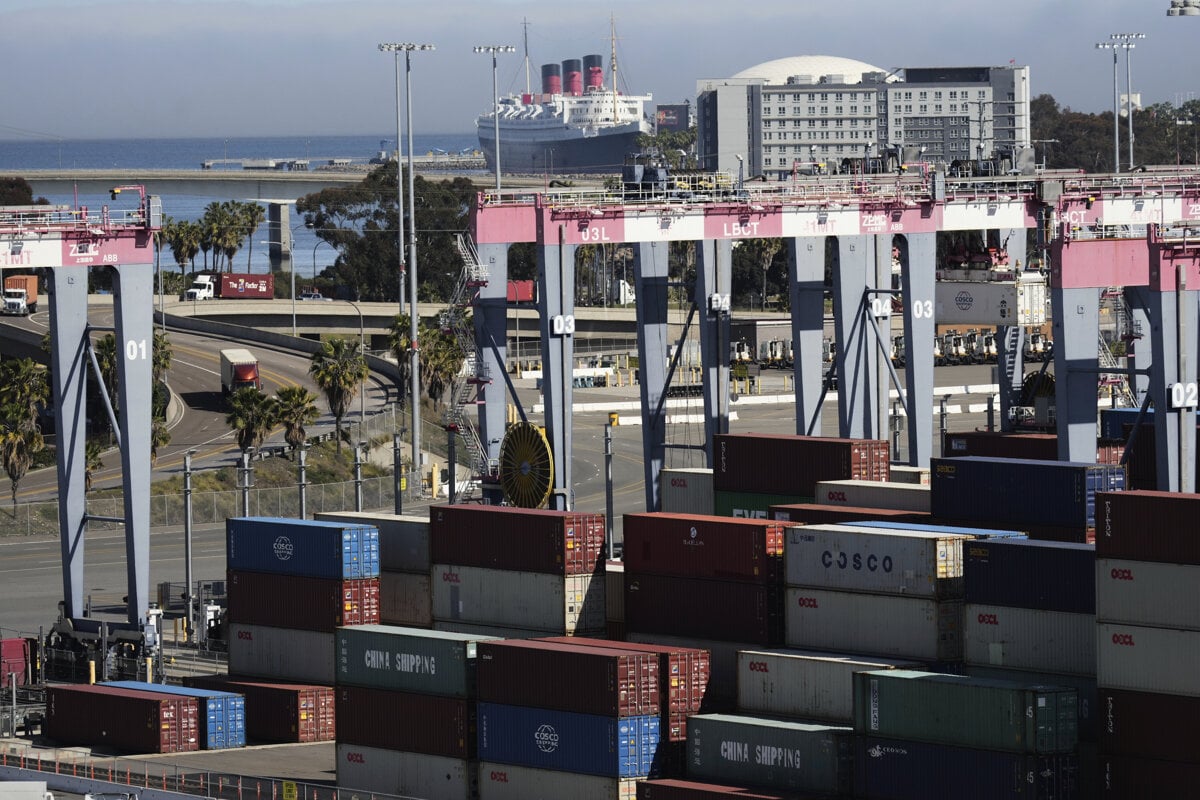 Cina zaplavuje svet lacnym exportom po clach USA