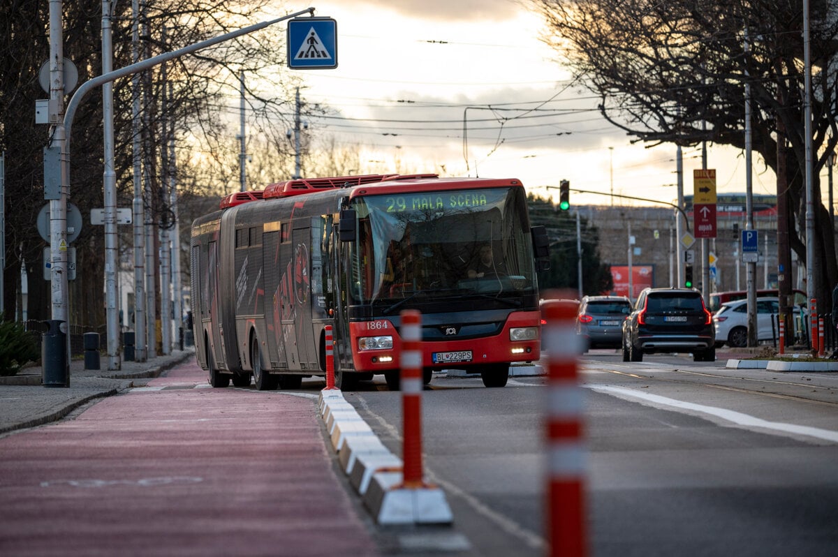 Maksie material skosene hrany reflexne prvky Na Vajanskeho zacinaju vymienat oddelovace
