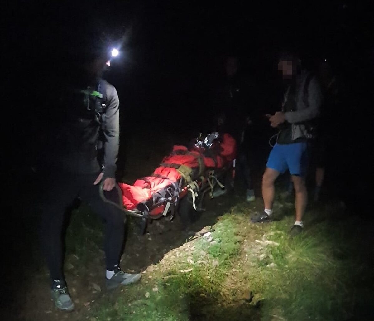 Mladi muzi v problemoch Turistovi zlyhalo koleno bezcovi telo