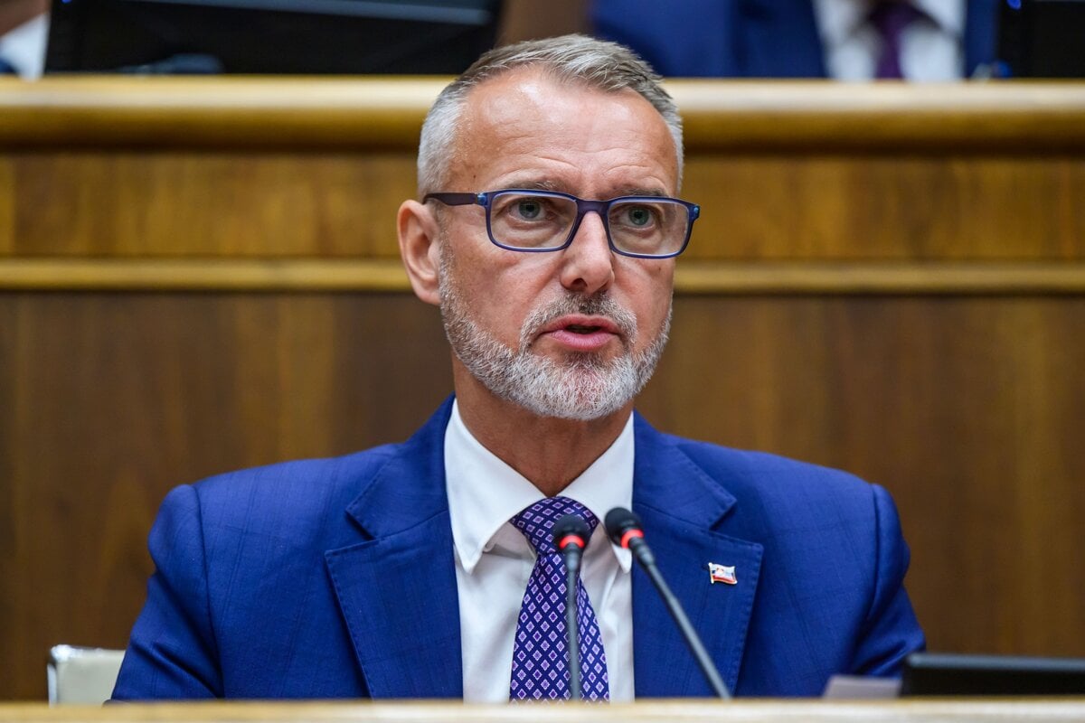 Platy poslancov sa buduci rok znizia uvedol Rasi