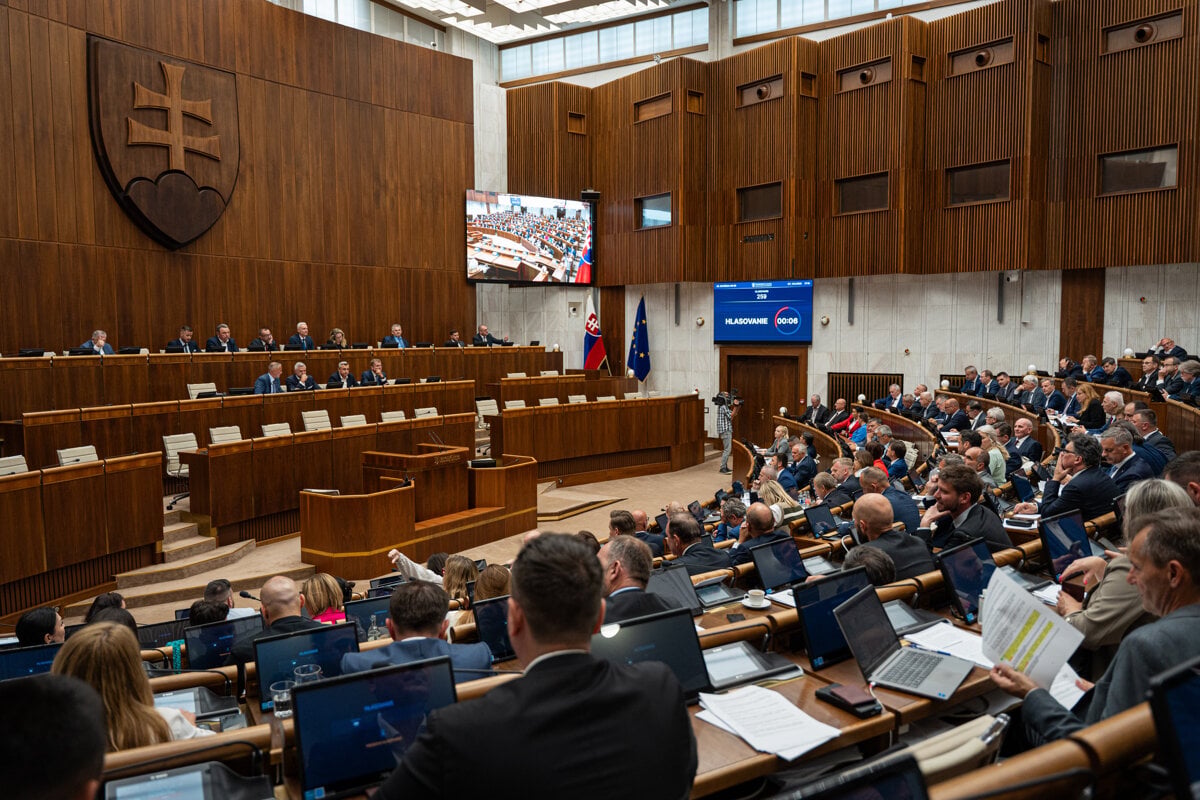 Poslanci pokracuju v rozprave o konsolidacnom balicku