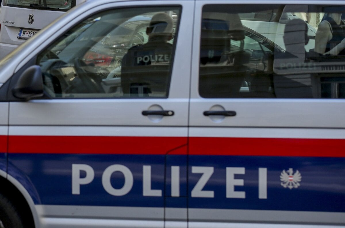 Rakuska policia nasla zbrane municiu a symboly