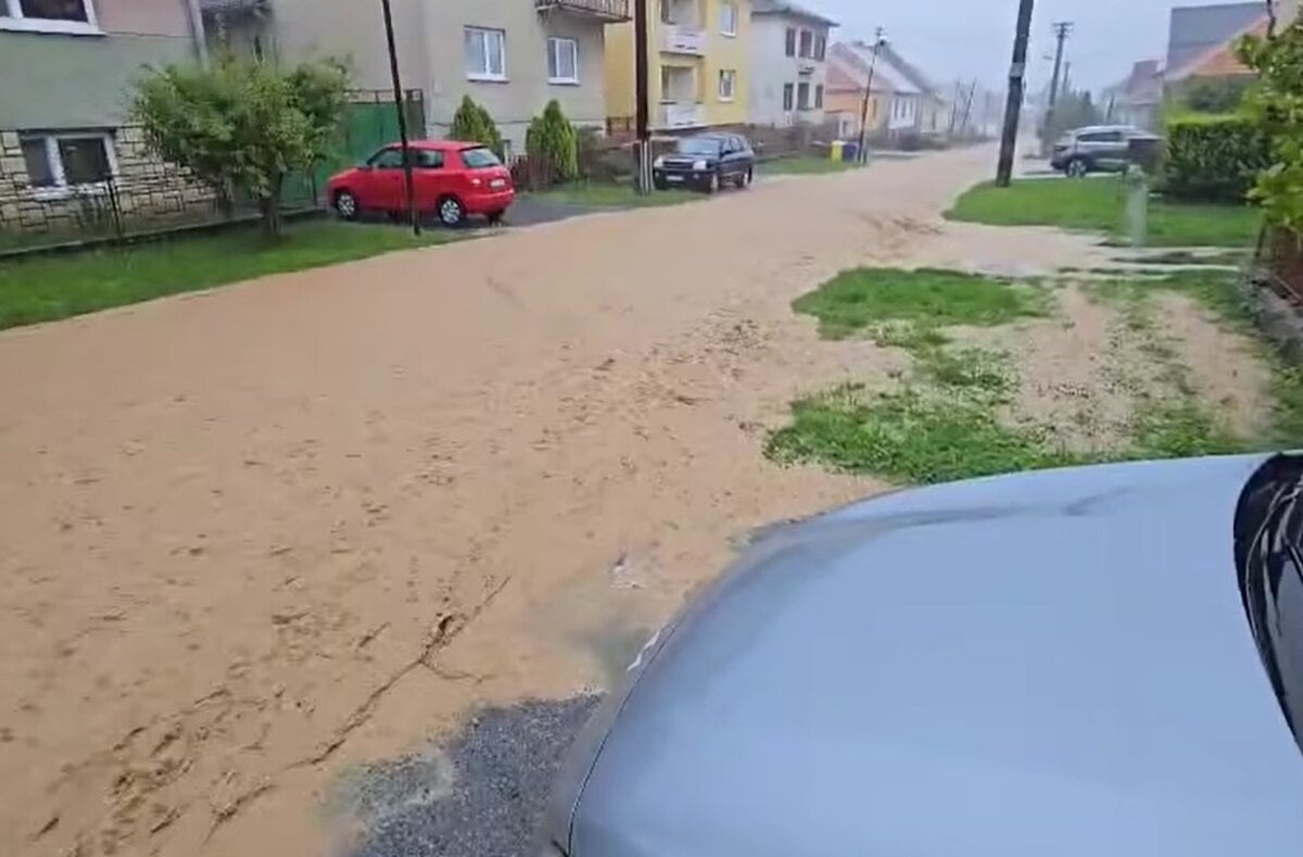 Voda sa valila zo vsetkych stran Bahno zaplavilo ulice