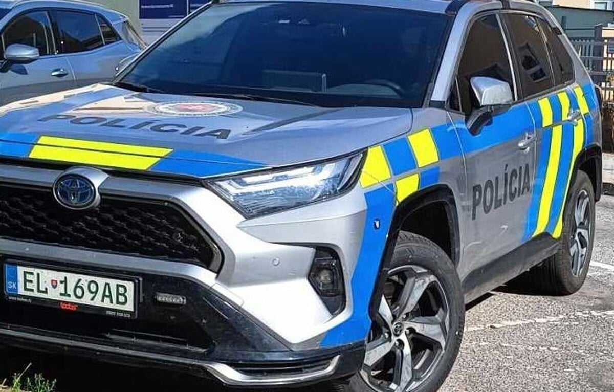 Zachranne zlozky privolali k nehode auta ktore skoncilo v plote