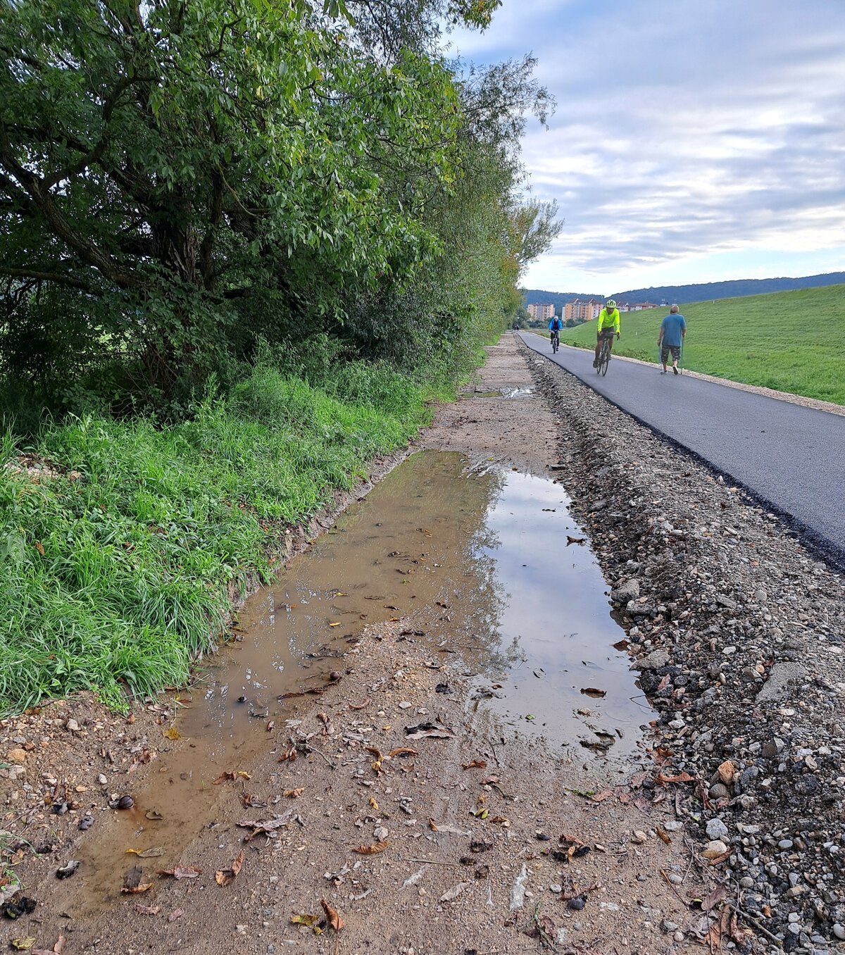 Blato zenie chodcov na cyklotrasu spory vznikaju