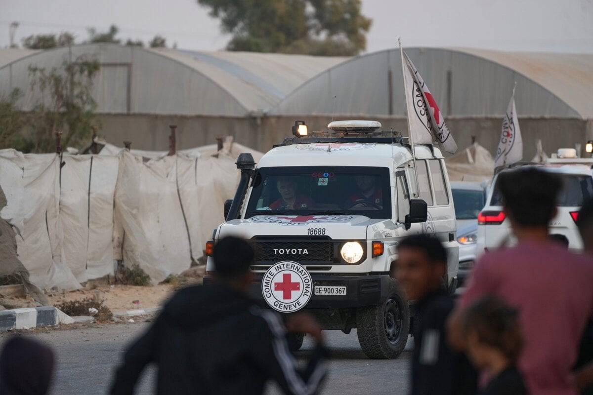 Hamas odovzdal Cervenemu krizu dve rakvy s ostatkami rukojemnikov