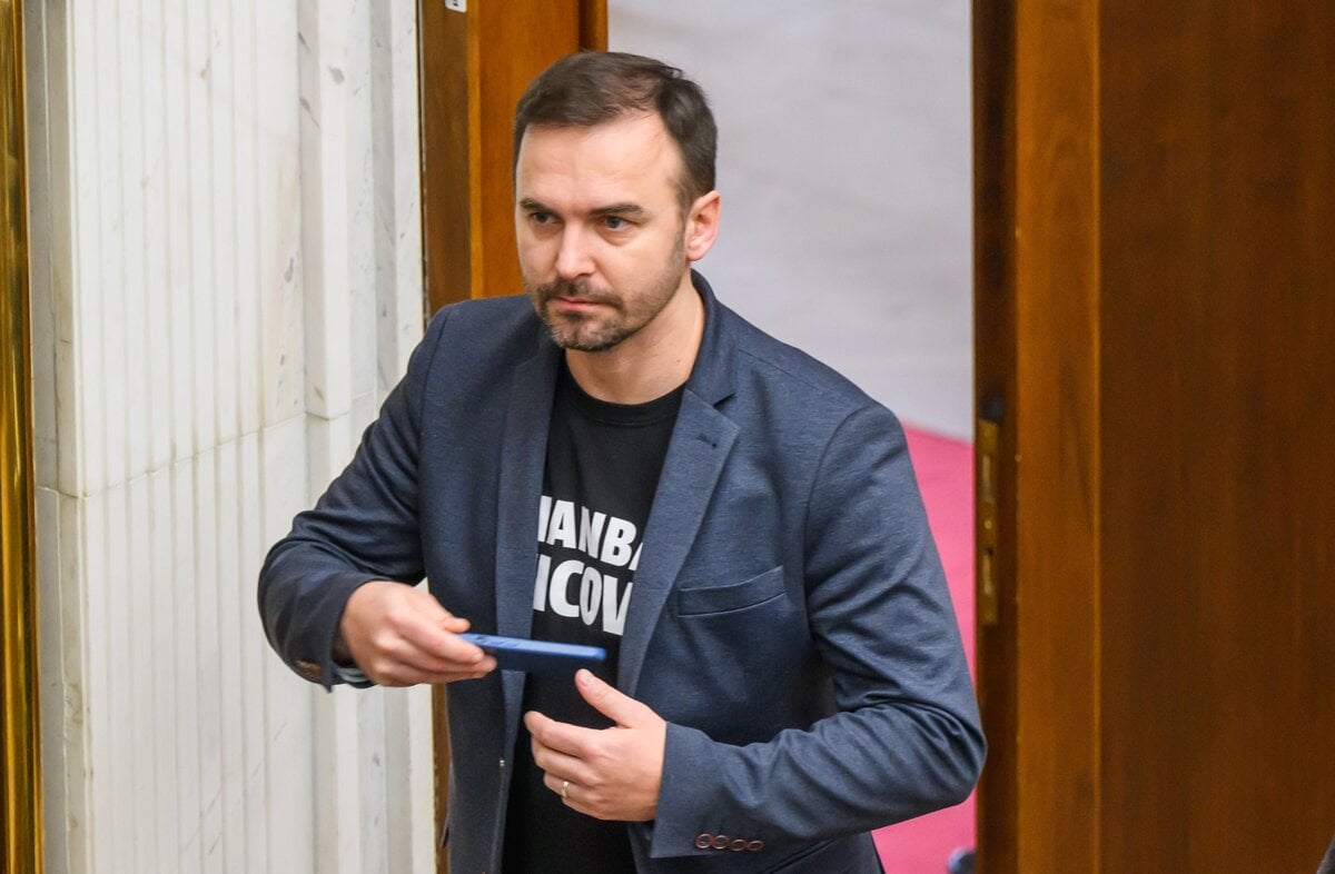 Hnutie Slovensko a PS vyzyvaju prezidenta aby vetoval novelu zakona o hazarde