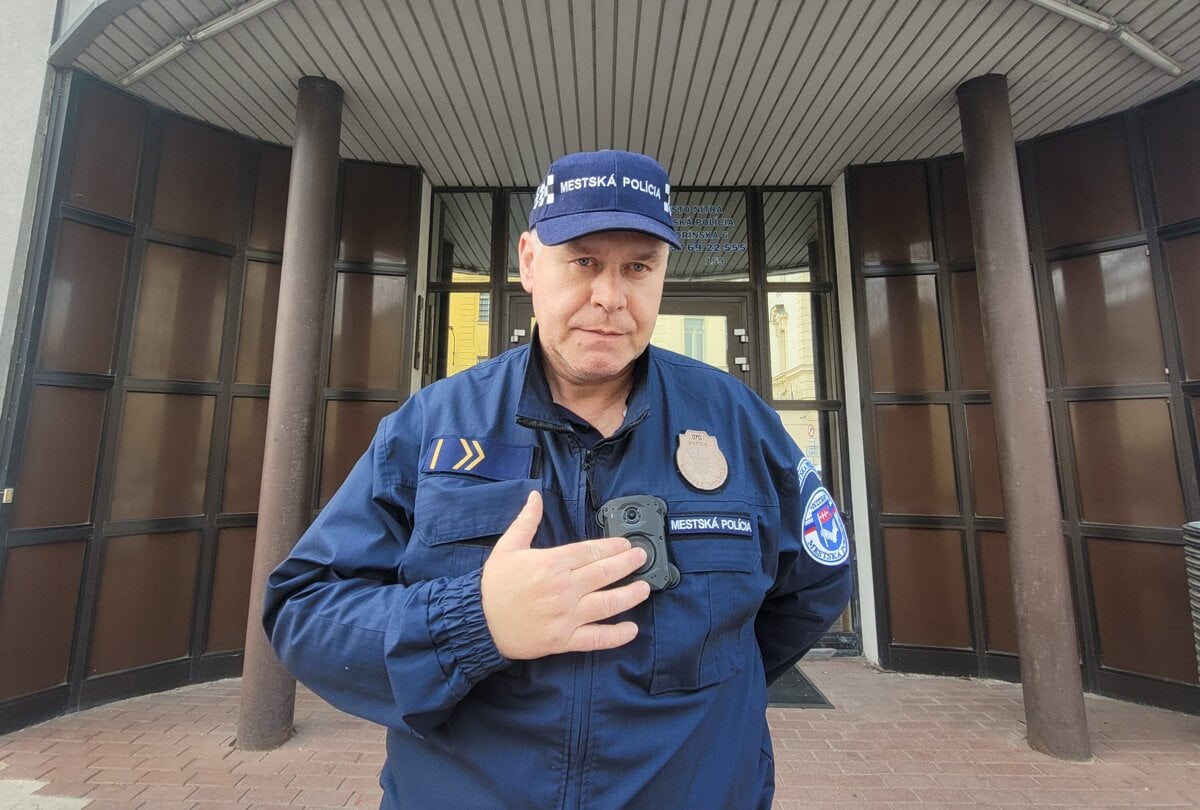 Mestski policajti budu nosit kamery na tele