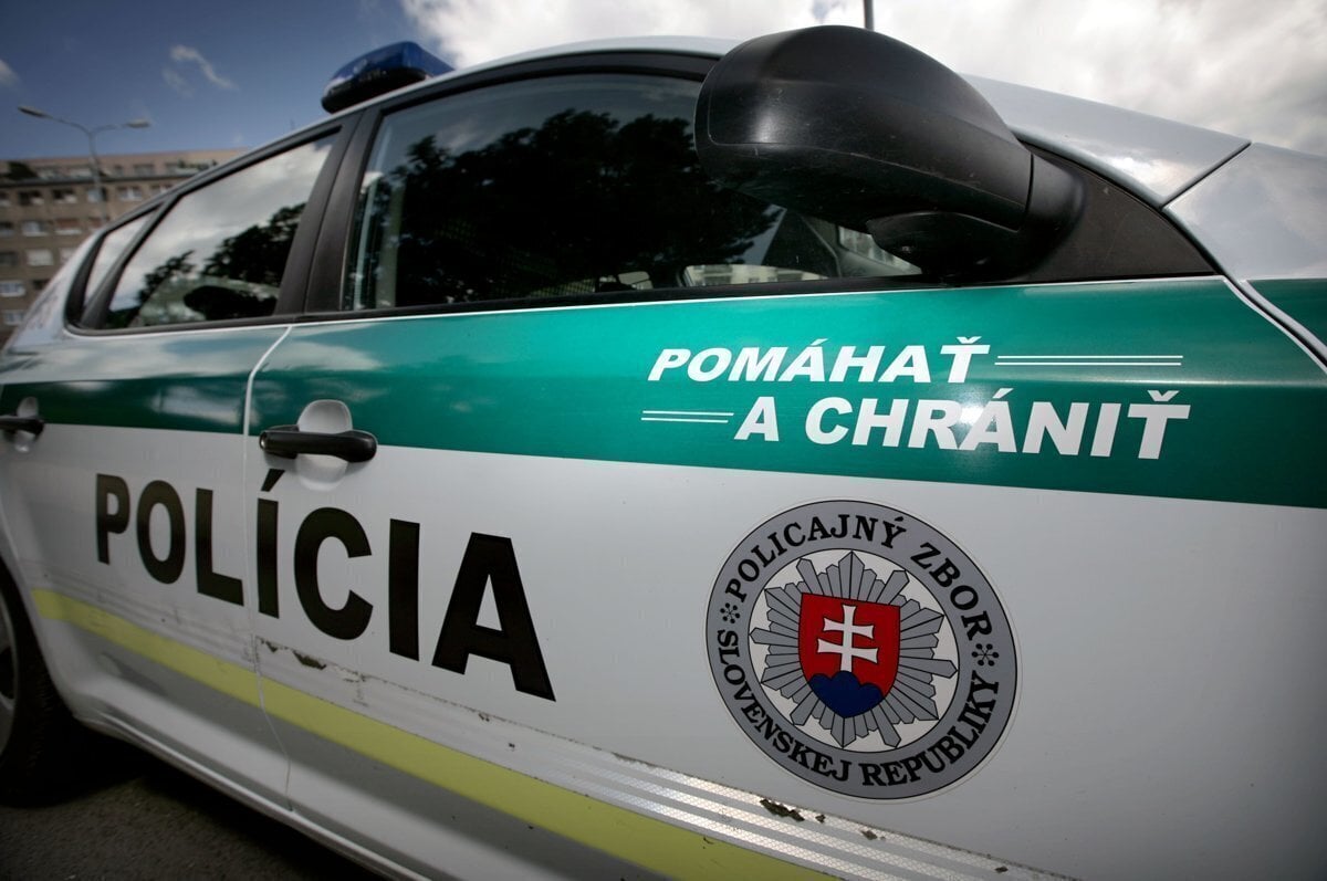 Muz s nozom sermoval a utekal pred policiou