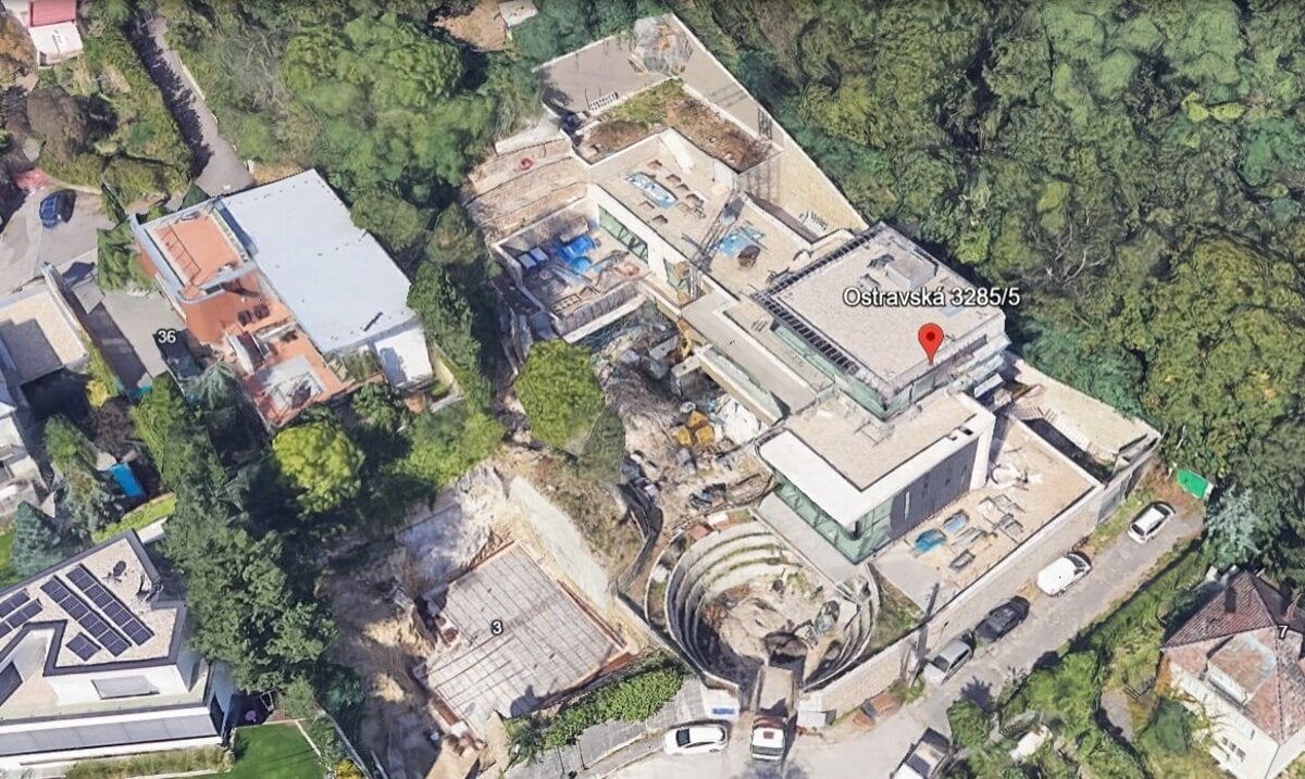 Nad mestom vyrastla honosna vila podobna Basternakovej