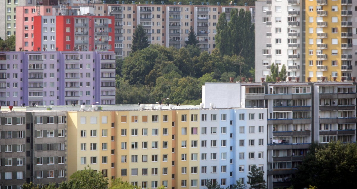 Obyvatelia Bratislavskeho kraja pracuju na meter stvorcovy bytu o mesiac dlhsie ako v Nitre