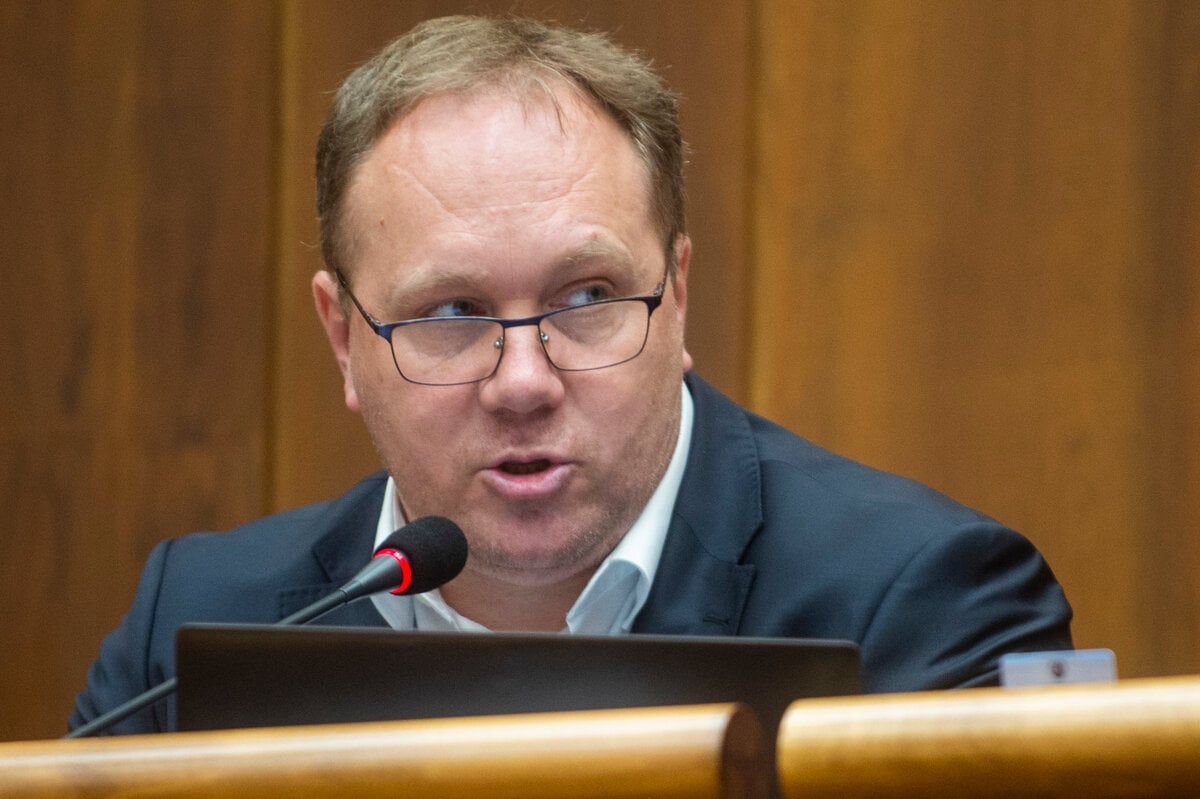 Poslanec Vasecka odchadza z poslaneckeho klubu Slovensko Za ludi a KU