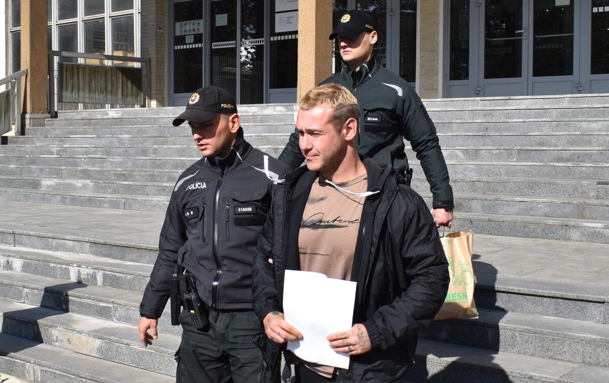 Synov byvaleho bosa Okolicanyho obvinili z vykradania balikoboxov Starsi skoncil vo vazbe