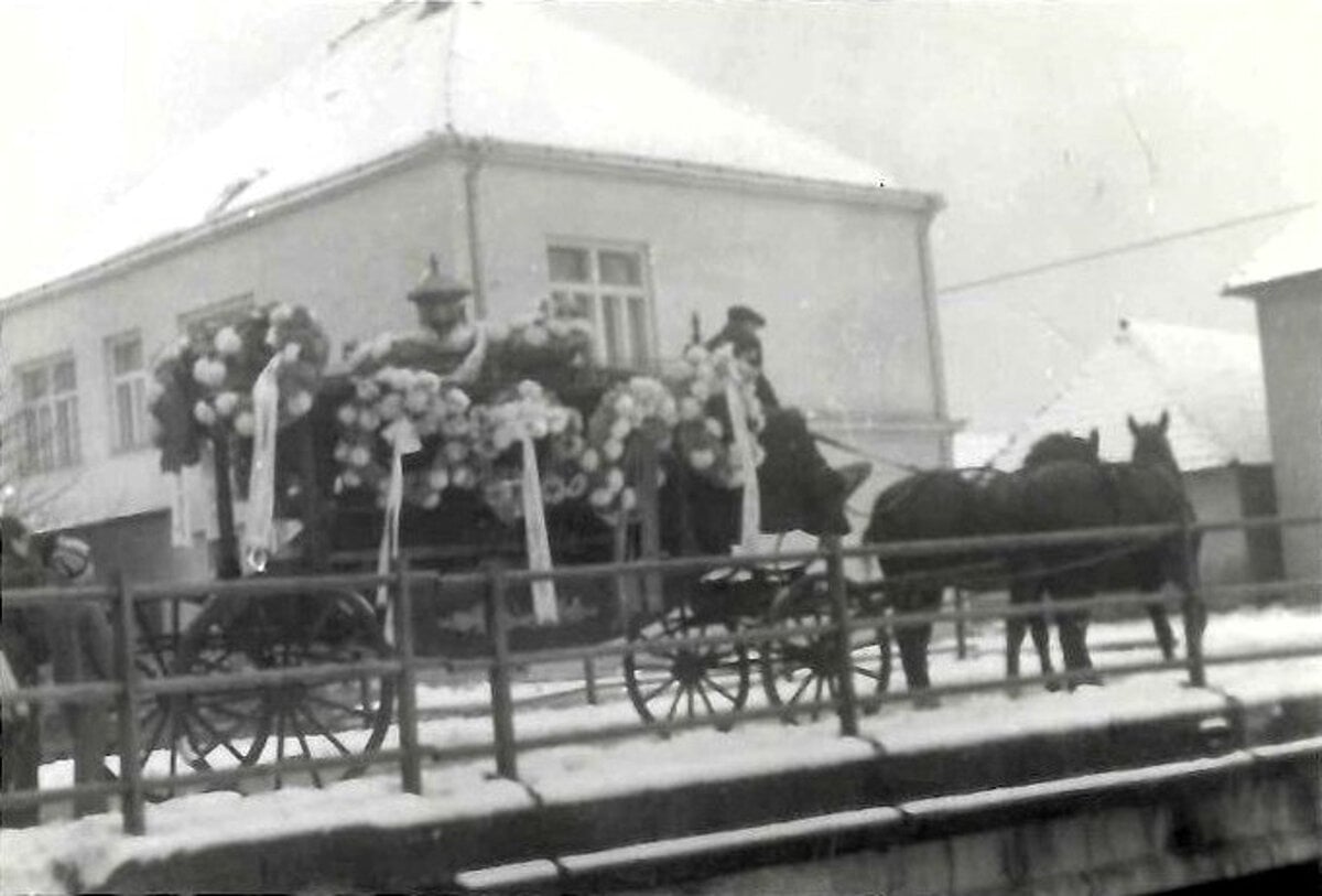 Turcania patraju po starych fotografiach pohrebov