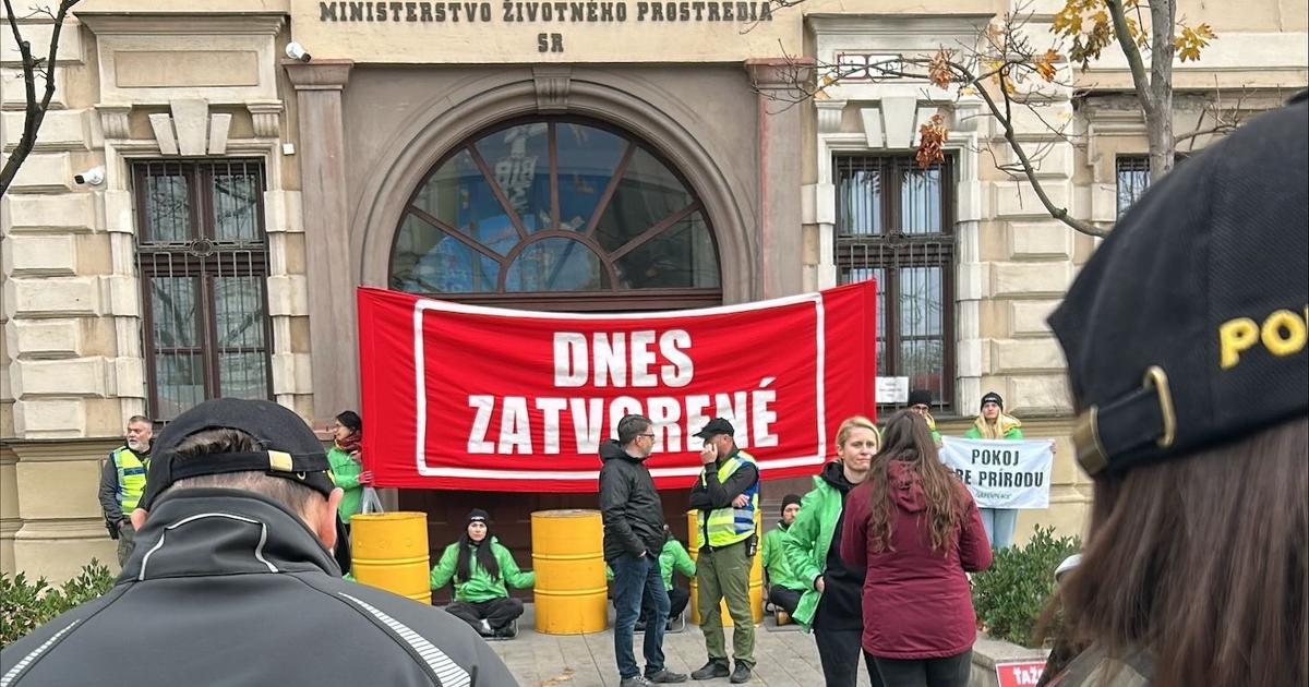 Aktivisti zabarikadovali vstup do ministerstva Taraba podal trestne oznamenie