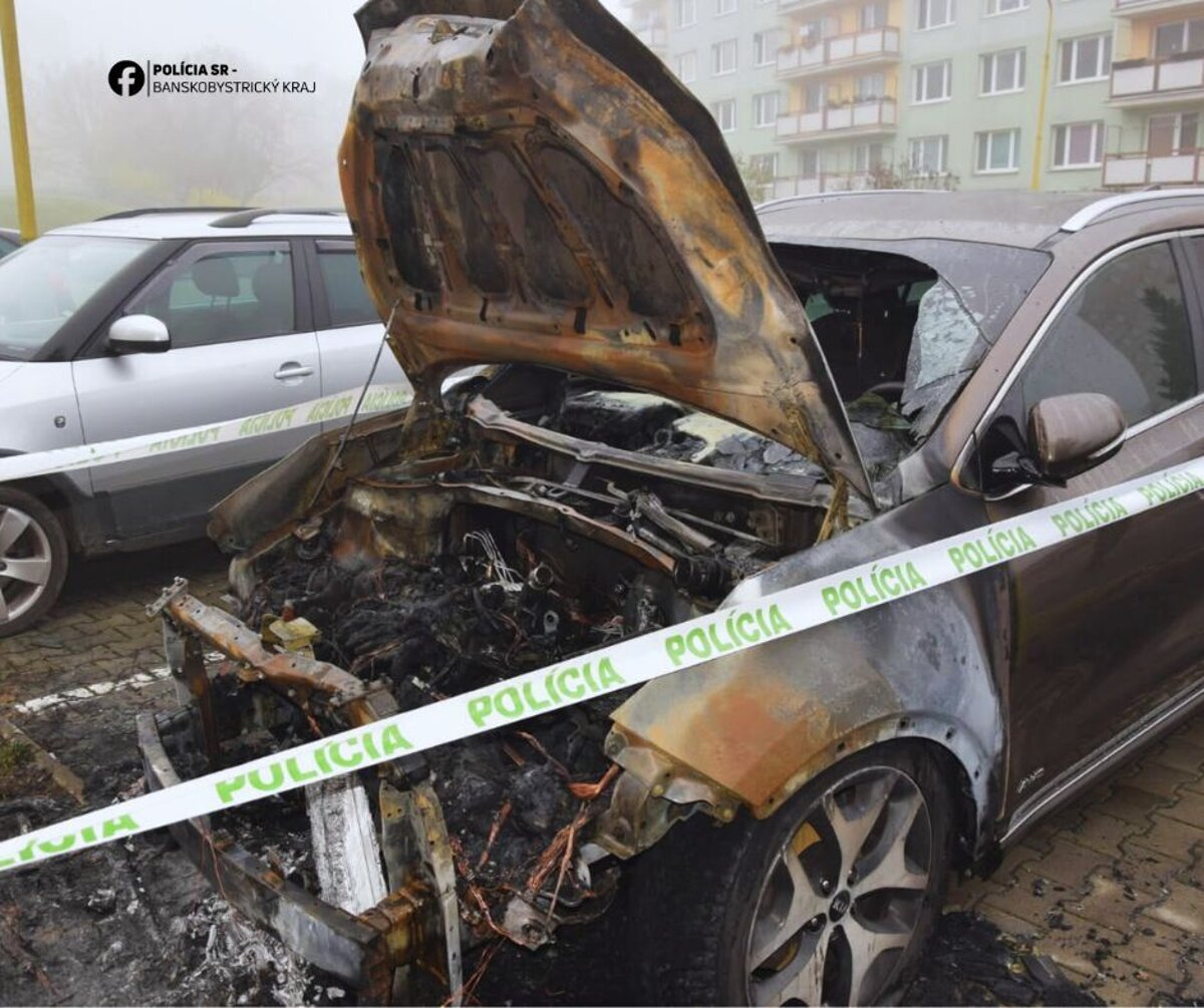 Auto pred panelakom zachvatili plamene