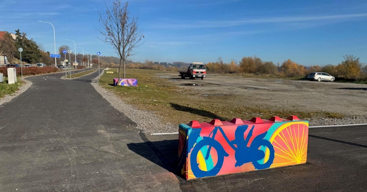 Farebne kvadre lemuju nabrezie Oravskej priehrady