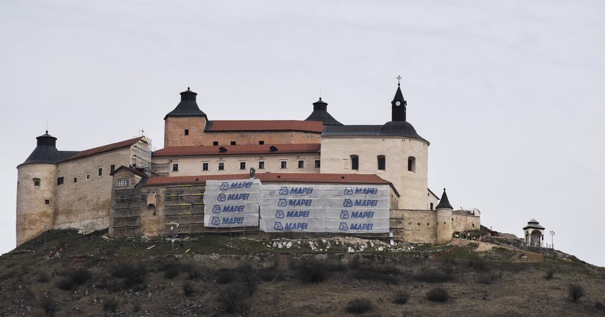 KULTURA Tim expertov tvrdi ze konanie riaditelky SNM ohrozuje obnovu hradu