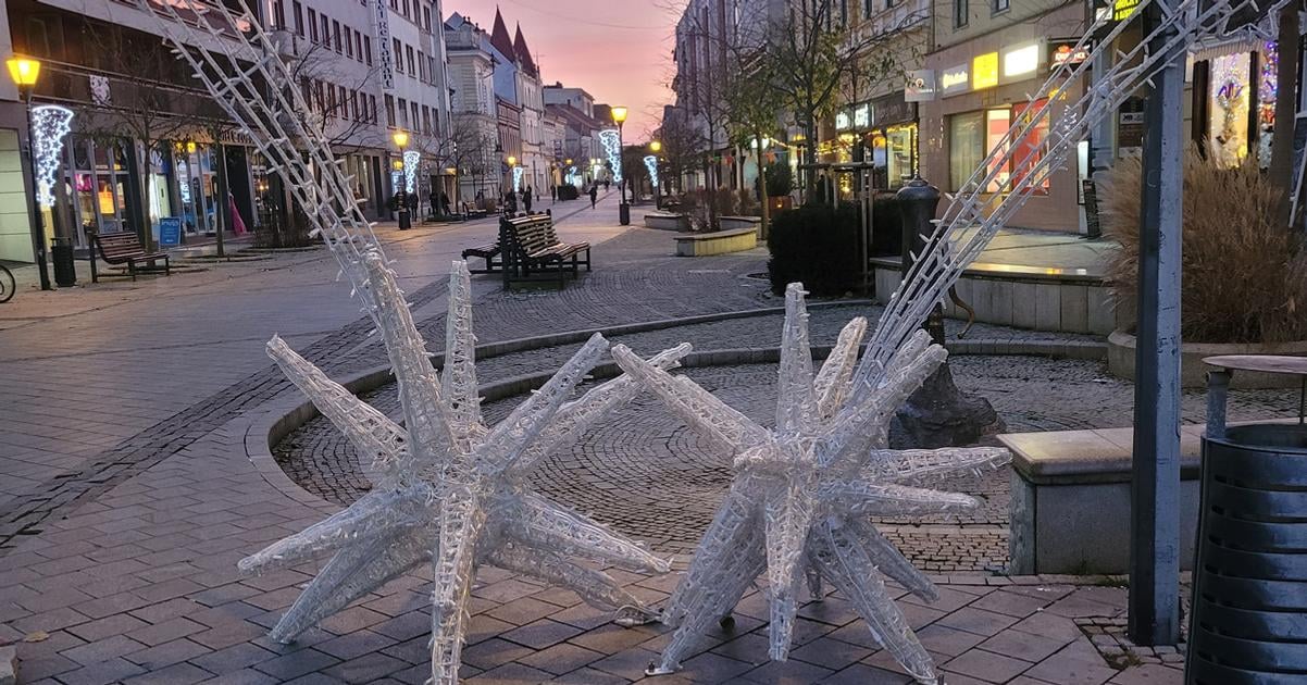Ked rozsvietia vianocny strom na namesti zvony zazneju