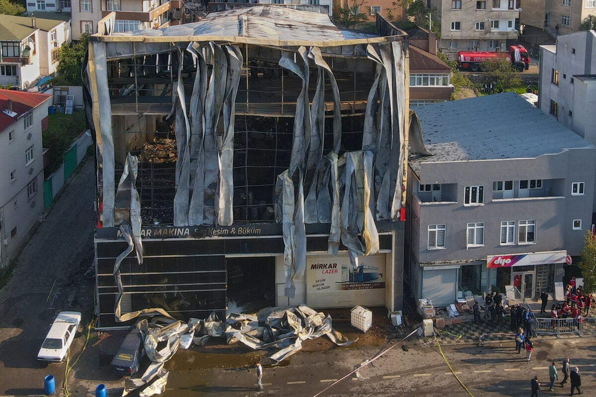 Medzi obetami poziaru v sklade s parfumami su dve tinedzerky