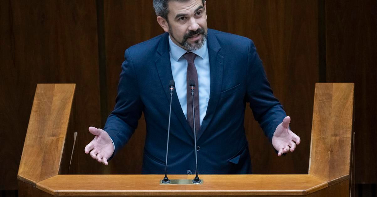 Opozicia podava trestne oznamenia k dotaciam uradu Kmeca