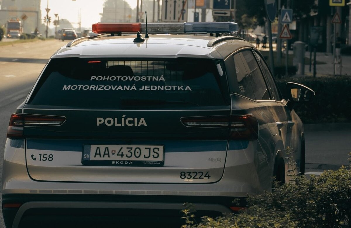Policia nasla pri rieke zraneneho muza zomrel