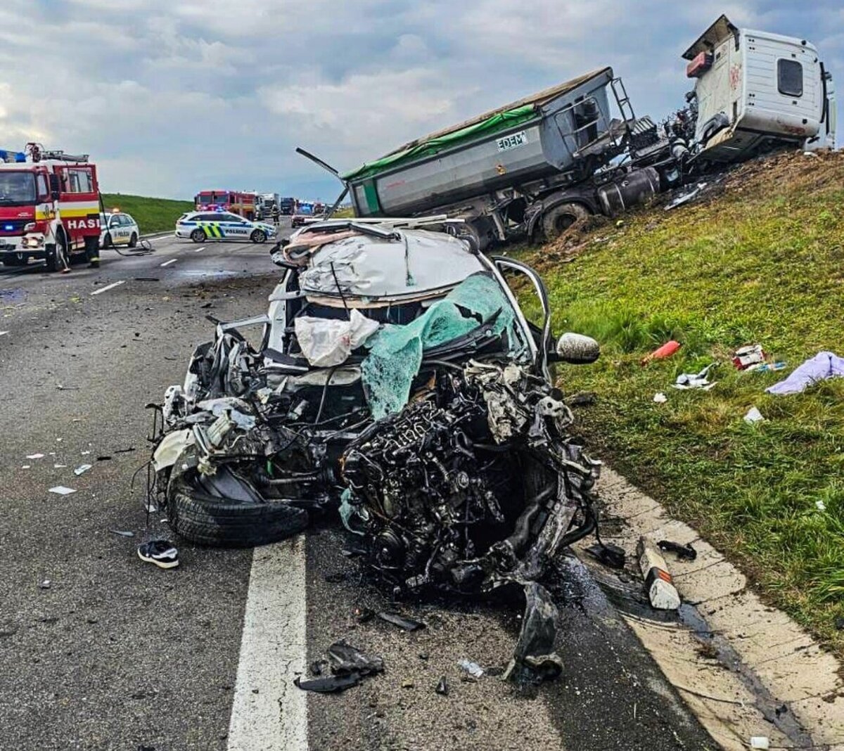 Pred Mokrancami sa zrazilo osobne a nakladne auto