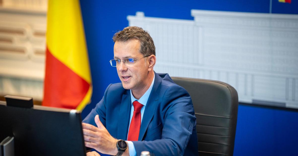 Rumunsky minister obrany odstupil pre kauzu vzdelania