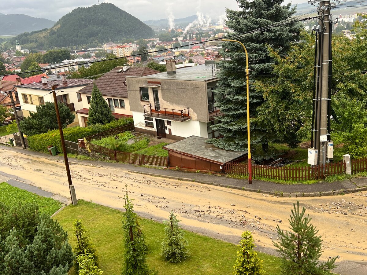 Ulicou sa liala voda s kamenmi Ruzombercania sa obavaju ze im raz natecie do dvorov