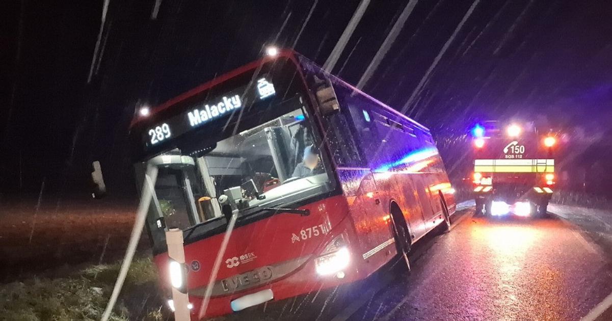 Z havarovaneho autobusu sa vodic a pasazieri nevedeli dostat von