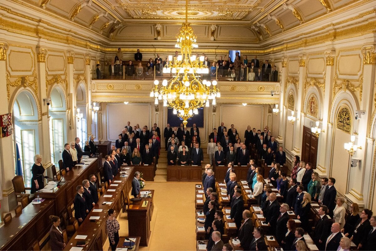 Zacala sa ustanovujuca schodza snemovne ceski poslanci zvolia vedenie