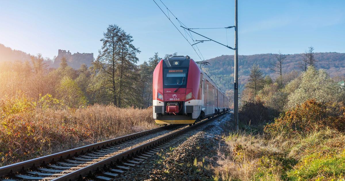 DOPRAVA Na hlavnych zeleznicnych trasach je pred Vianocami zatial dostatok miest