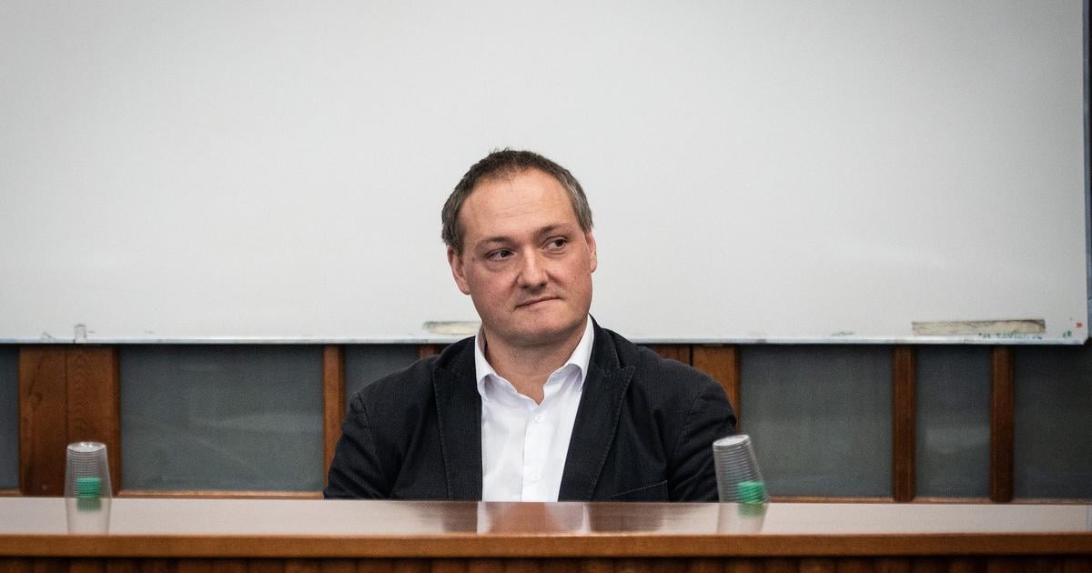 Dekan Burda sa objavil v reklame na zrusenie protikorupcneho uradu Zaroven ziada Suska o dotaciu
